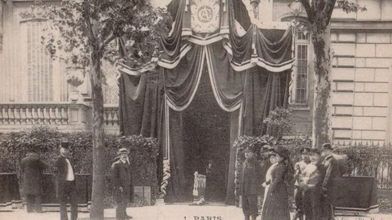 Porche pavoisé pour les funérailles de Chauchard – Carte postale