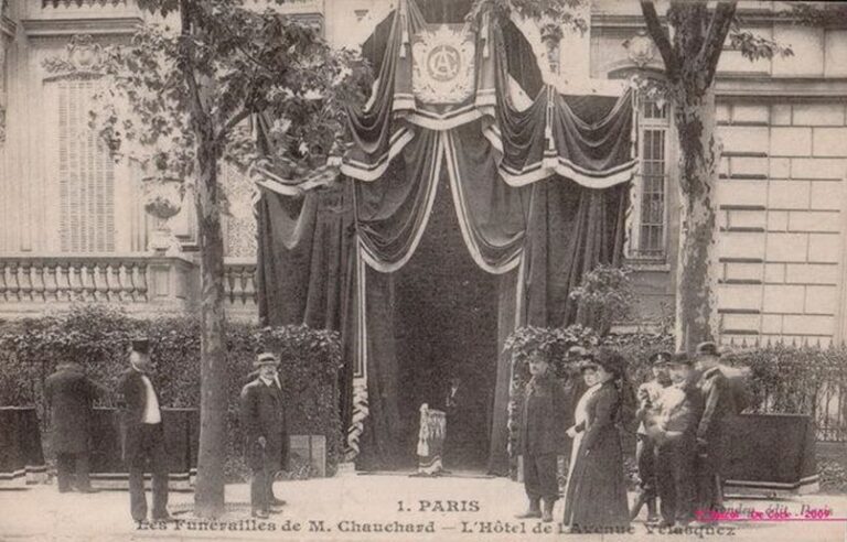 Porche pavoisé pour les funérailles de Chauchard – Carte postale